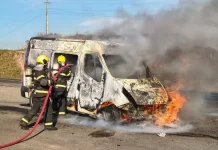 Ambulância que transportava criança pega fogo na BR-282 Ambulância que transportava criança pega fogo na BR-282