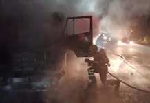 Caminhoneiro sofre queimadura após incêndio atingir cabine na SC-350 Caminhoneiro sofre queimadura após incêndio atingir cabine na SC-350