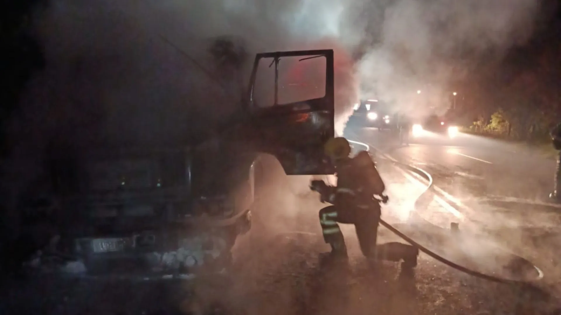 Caminhoneiro sofre queimadura após incêndio atingir cabine na SC-350