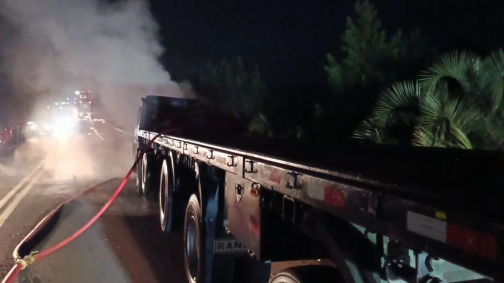 Caminhoneiro sofre queimadura após incêndio atingir cabine na SC-350