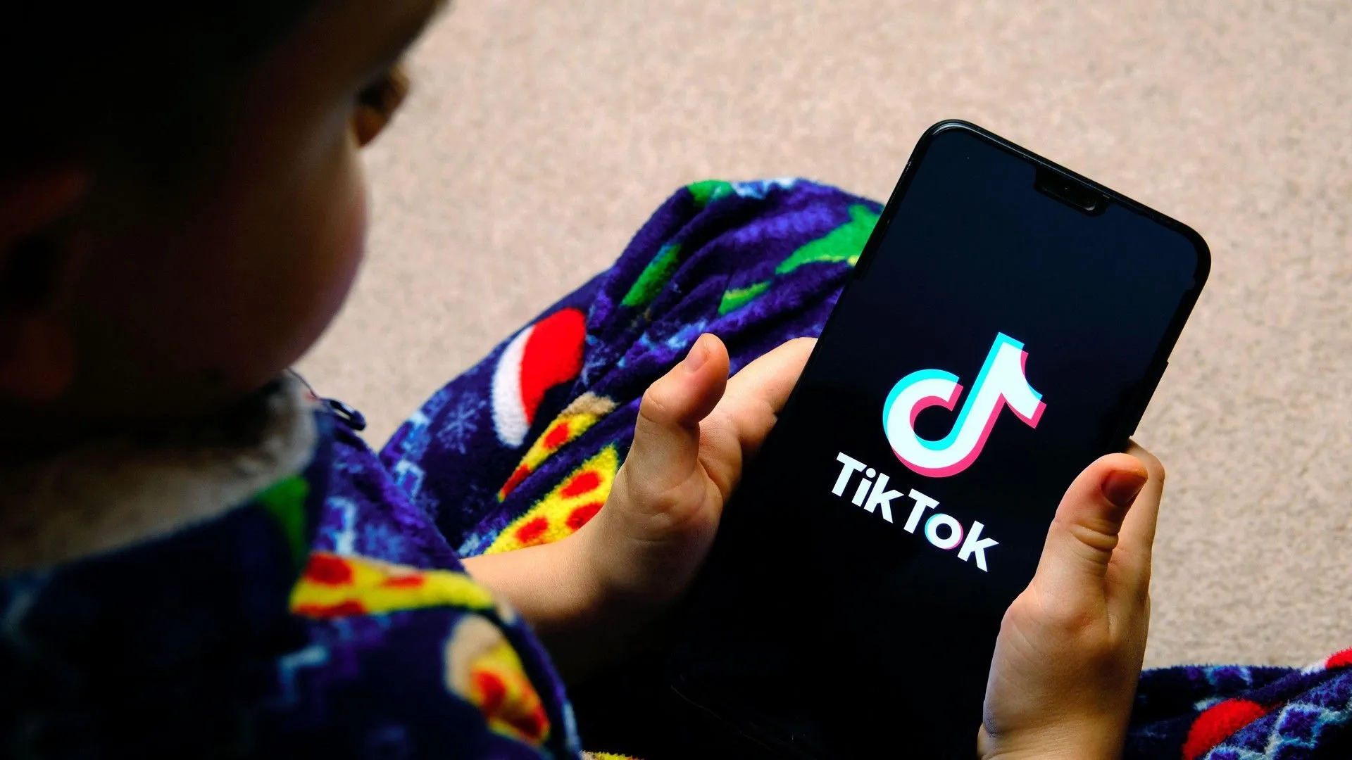TikTok recebe multa de R$ 153,7 milhões por falhas na proteção de menores