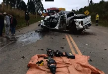 Acidente entre caminhão e caminhonete deixa dois feridos Acidente entre caminhão e caminhonete deixa dois feridos
