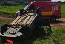 Saída de pista com capotamento deixa mulher ferida na BR-470 em Campos Novos Saída de pista com capotamento deixa mulher ferida na BR-470 em Campos Novos