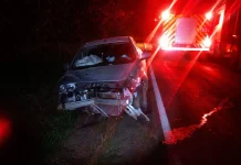 Motorista é levado ao hospital após saída de pista na SC-452 Motorista é levado ao hospital após saída de pista na SC-452