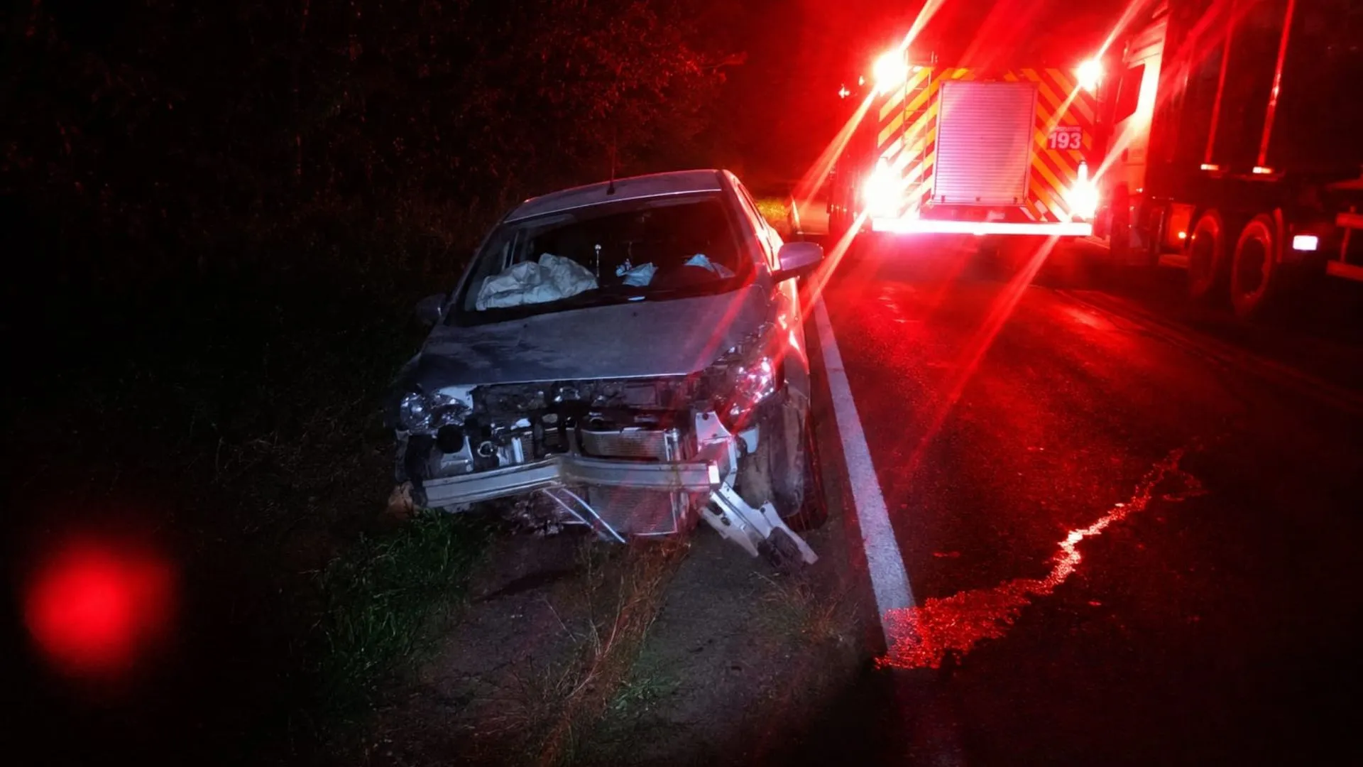 Motorista é levado ao hospital após saída de pista na SC-452