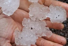 Chuva intensa e granizo causam estragos em 37 municípios de Santa Catarina; 5 decretam emergência Chuva intensa e granizo causam estragos em 37 municípios de Santa Catarina; 5 decretam emergência