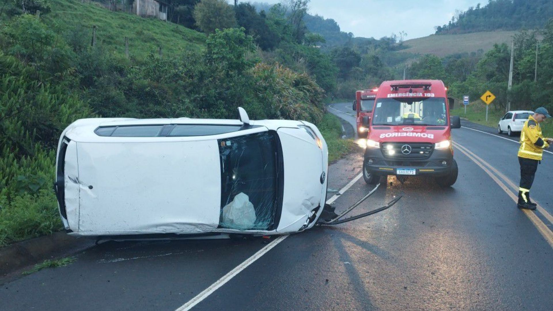 Saída de pista deixa jovem ferida em Tangará