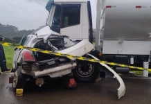 Acidente entre caminhão e carro deixa vítima fatal em Videira Acidente entre caminhão e carro deixa possível vítima fatal em Videira