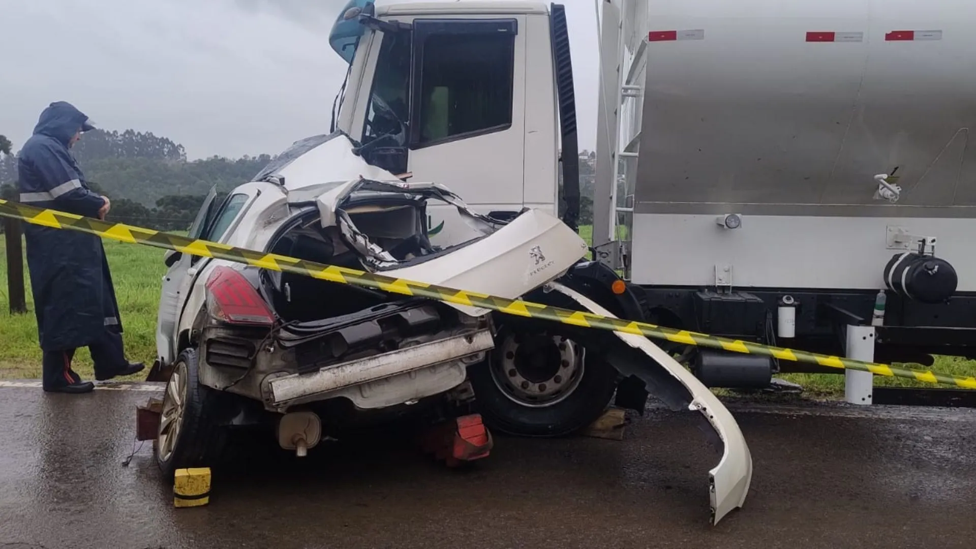 Acidente entre caminhão e carro deixa possível vítima fatal em Videira