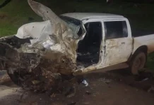 Caminhonete invade pista contrária e bate em carreta na SC-350, em Caçador Caminhonete invade pista contrária e bate em carreta na SC-350, em Caçador