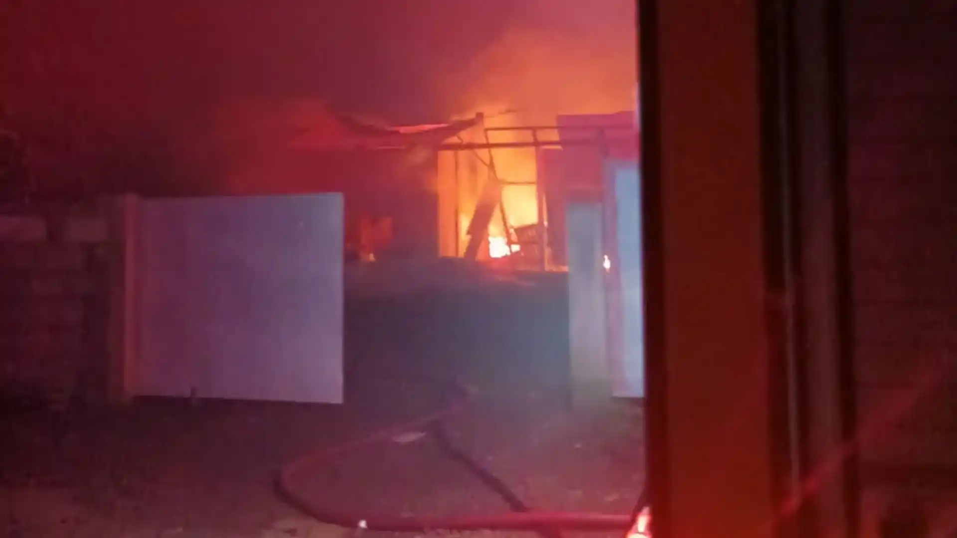 Incêndio destrói casa de madeira em Matos Costa