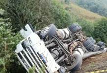 Carreta tomba na BR-470 e deixa mulher ferida em Campos Novos Carreta tomba na BR-470 e deixa mulher ferida em Campos Novos