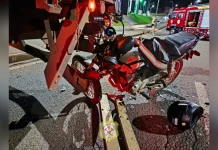 Motociclista tem suspeita de trauma craniano após colisão em Caçador Motociclista tem suspeita de trauma craniâno após colisão em Caçador