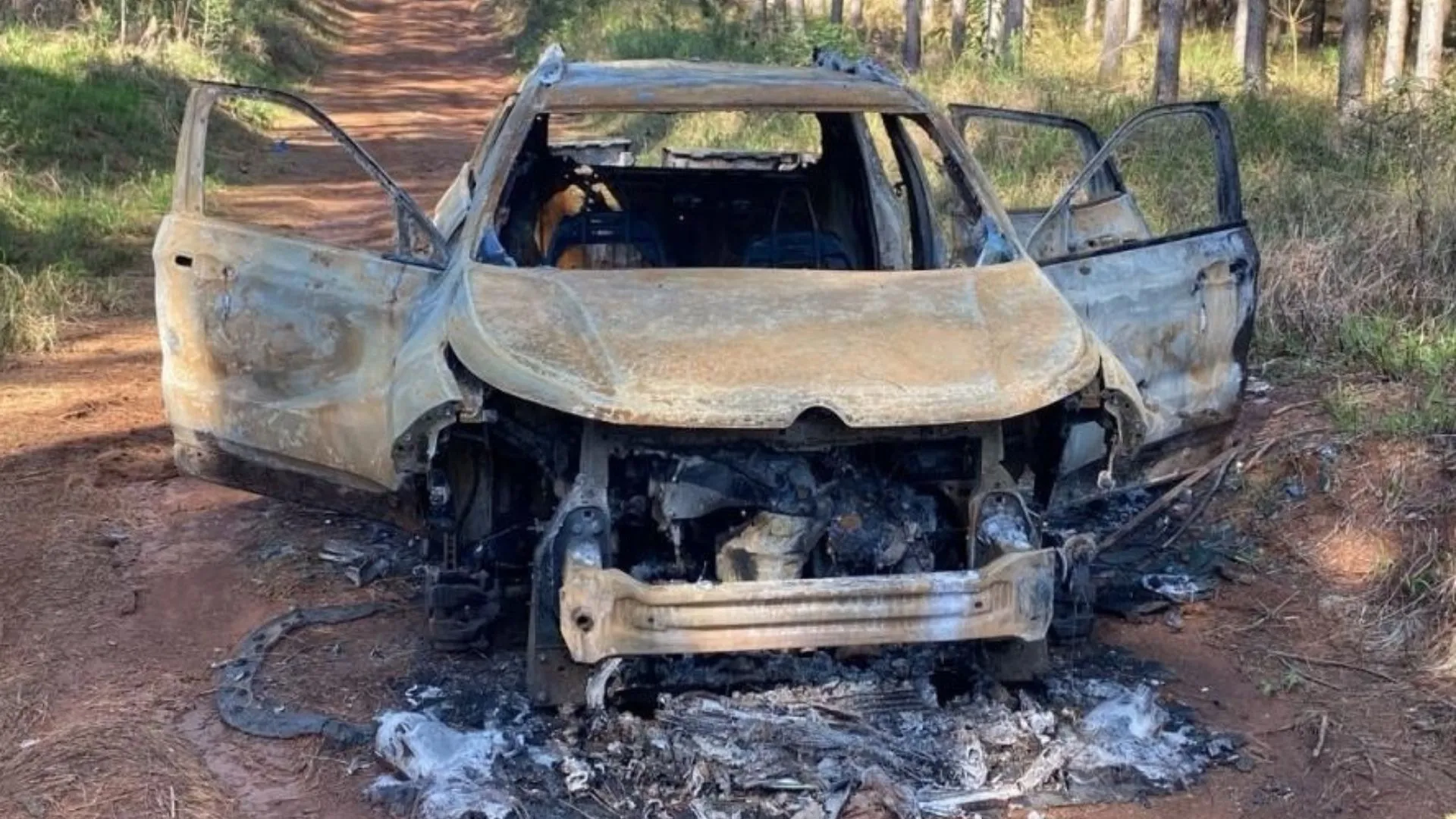 Caminhonete com registro de furto em Ibiam é encontrada incendiada