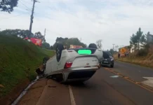 Veículo capota em Rio das Antas e motorista é atendido Veículo capota em Rio das Antas e motorista é atendido
