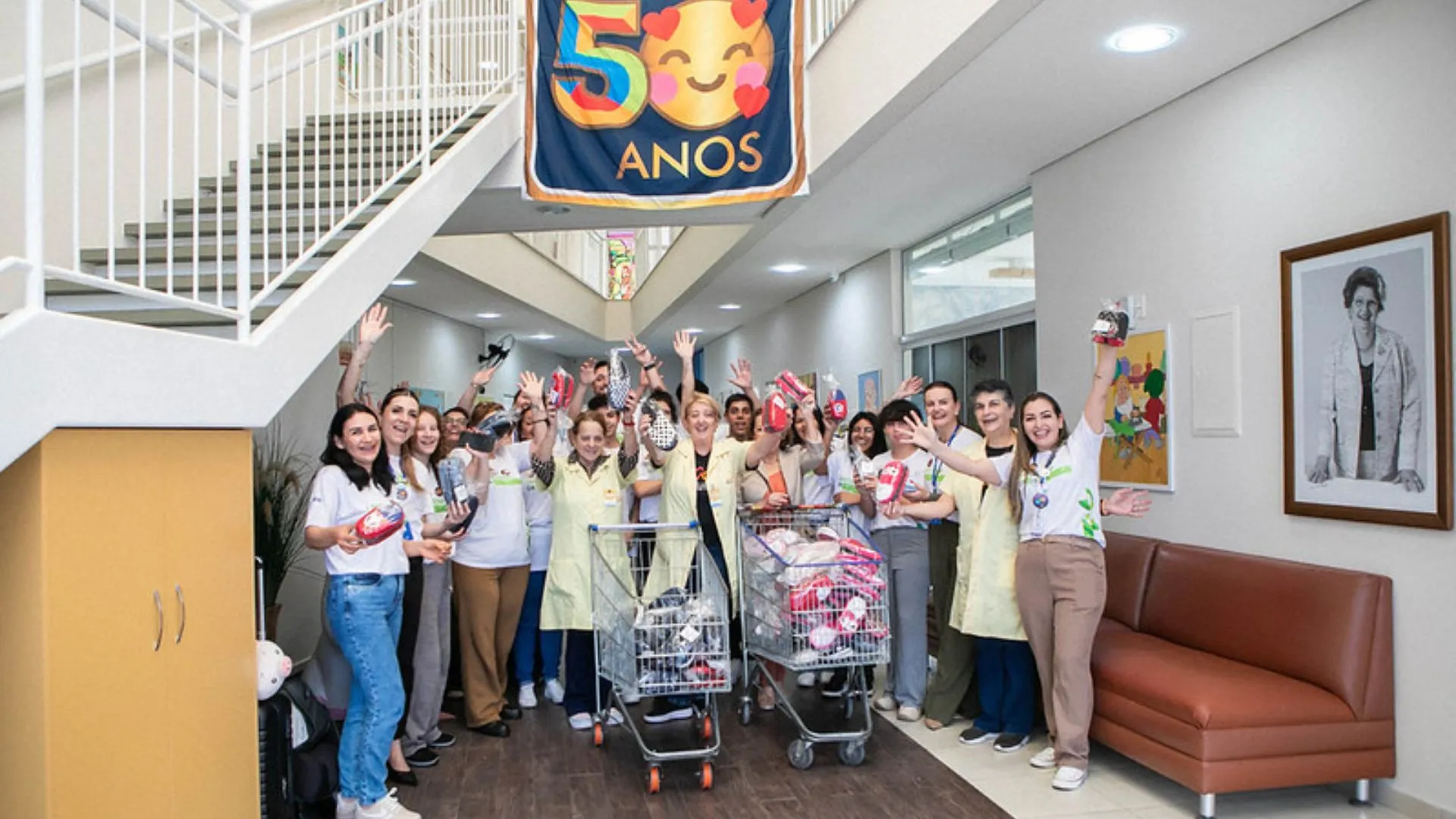Estudantes de Caçador entregam lanternas a crianças com câncer