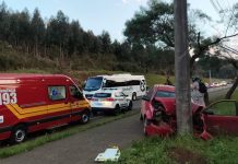 Mulher fica ferida após colidir carro em poste Mulher fica ferida após colidir carro em poste