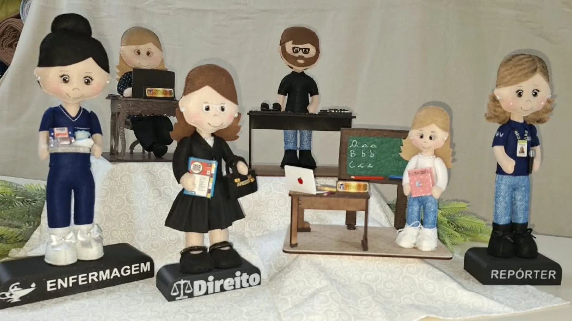 Artesã cria miniaturas de feltro que retratam mais de 50 profissões