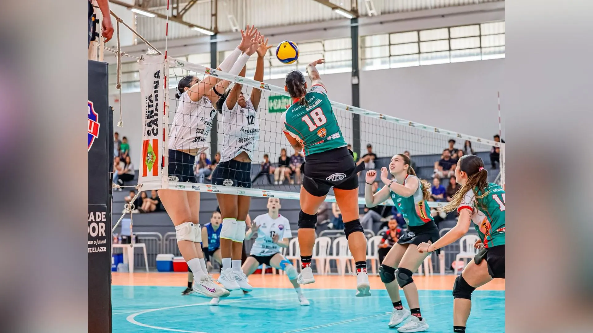 Napoli/Prefeitura Caçador vence Mampi no Estadual de Vôlei