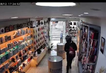Loja de celulares é alvo de roubo no Centro de Caçador Loja de celulares é alvo de roubo no Centro de Caçador