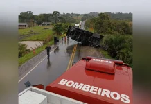 Carreta tomba e interdita SC-355 em Lebon Régis Carreta tomba e interdita SC-355 em Lebon Régis