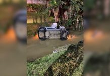 Três crianças pequenas são salvas após carro cair em ribeirão e pai fugir do local Carro cai em ribeirão, pai foge e moradores salvam três crianças em Brusque