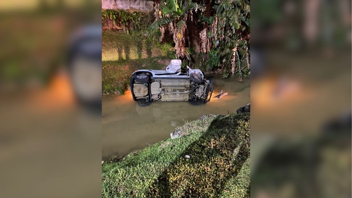 Carro cai em ribeirão, pai foge e moradores salvam três crianças em Brusque