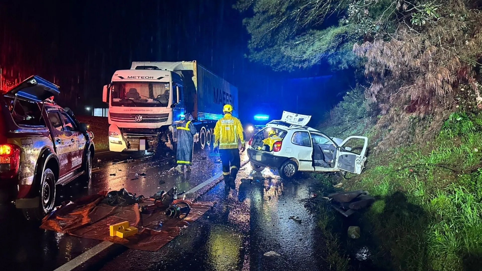 Carro roda na pista e colide contra barranco na SC-135, em Rio das Antas
