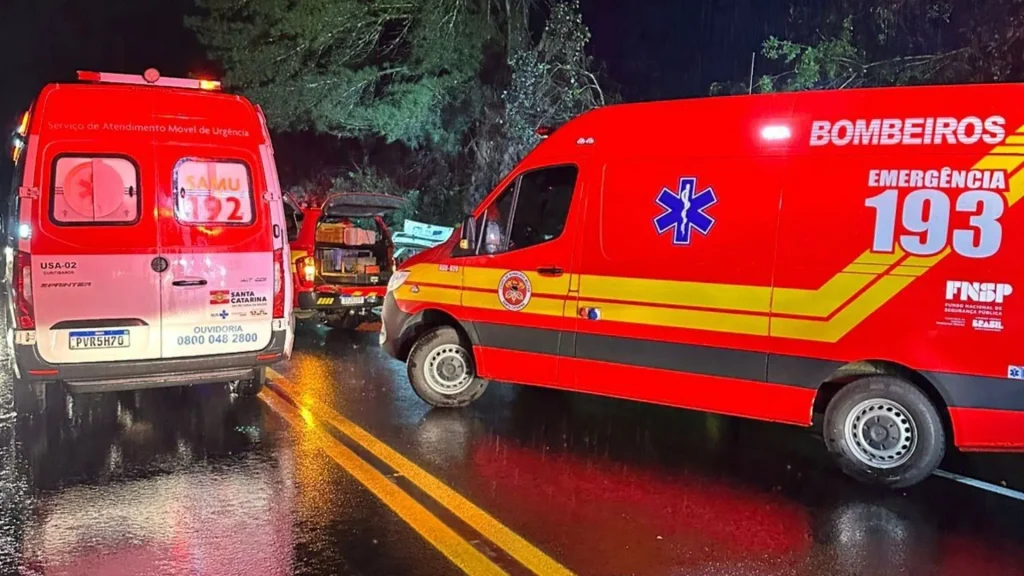 Carro roda na pista e colide contra barranco na SC-135, em Rio das Antas