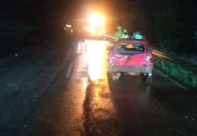 Carro roda na pista e colide contra barranco na SC-135, em Rio das Antas Carro roda na pista e colide contra barranco na SC-135, em Rio das Antas