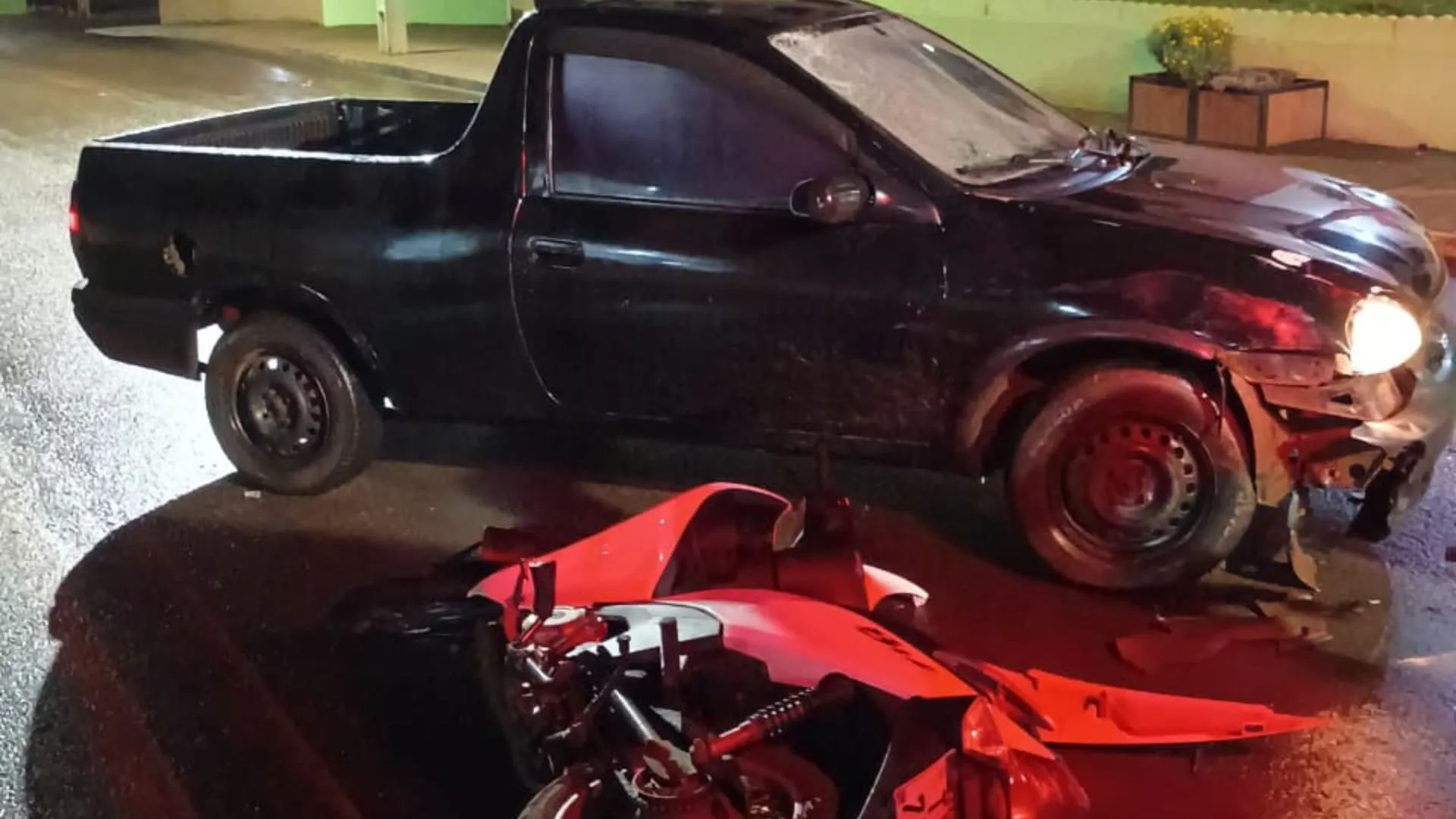 Entregador fica ferido após acidente entre carro e moto em Monte Carlo