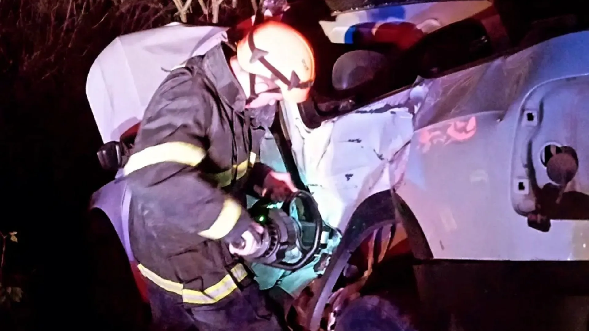 Homem morre após carro bater de frente com caminhão na BR-282