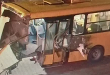Ônibus é atingido por trem e fica destruído em SC Ônibus é atingido por trem e fica destruído em SC
