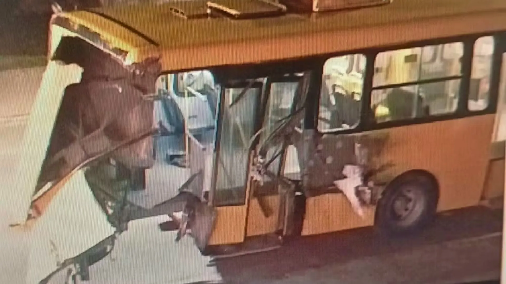 Ônibus é atingido por trem e fica destruído em SC