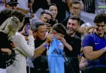Corinthians é multado após confusão com menino que ganhou camisa de Neymar Corinthians é multado após confusão com menino que ganhou camisa de Neymar