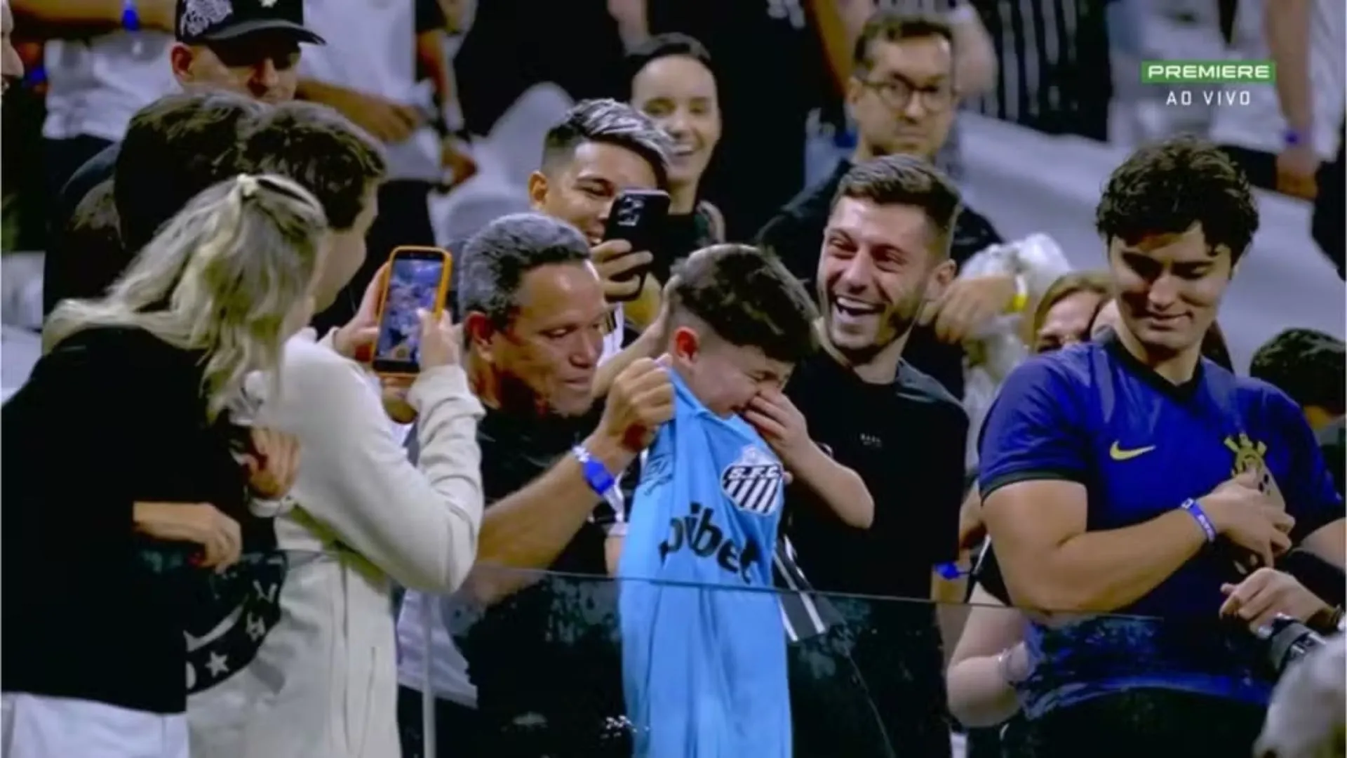 Corinthians é multado após confusão com menino que ganhou camisa de Neymar