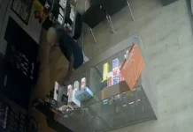 Homem furta celular de loja na Rua Saul Brandalise em Videira Homem furta celular de loja na Rua Saul Brandalise em Videira