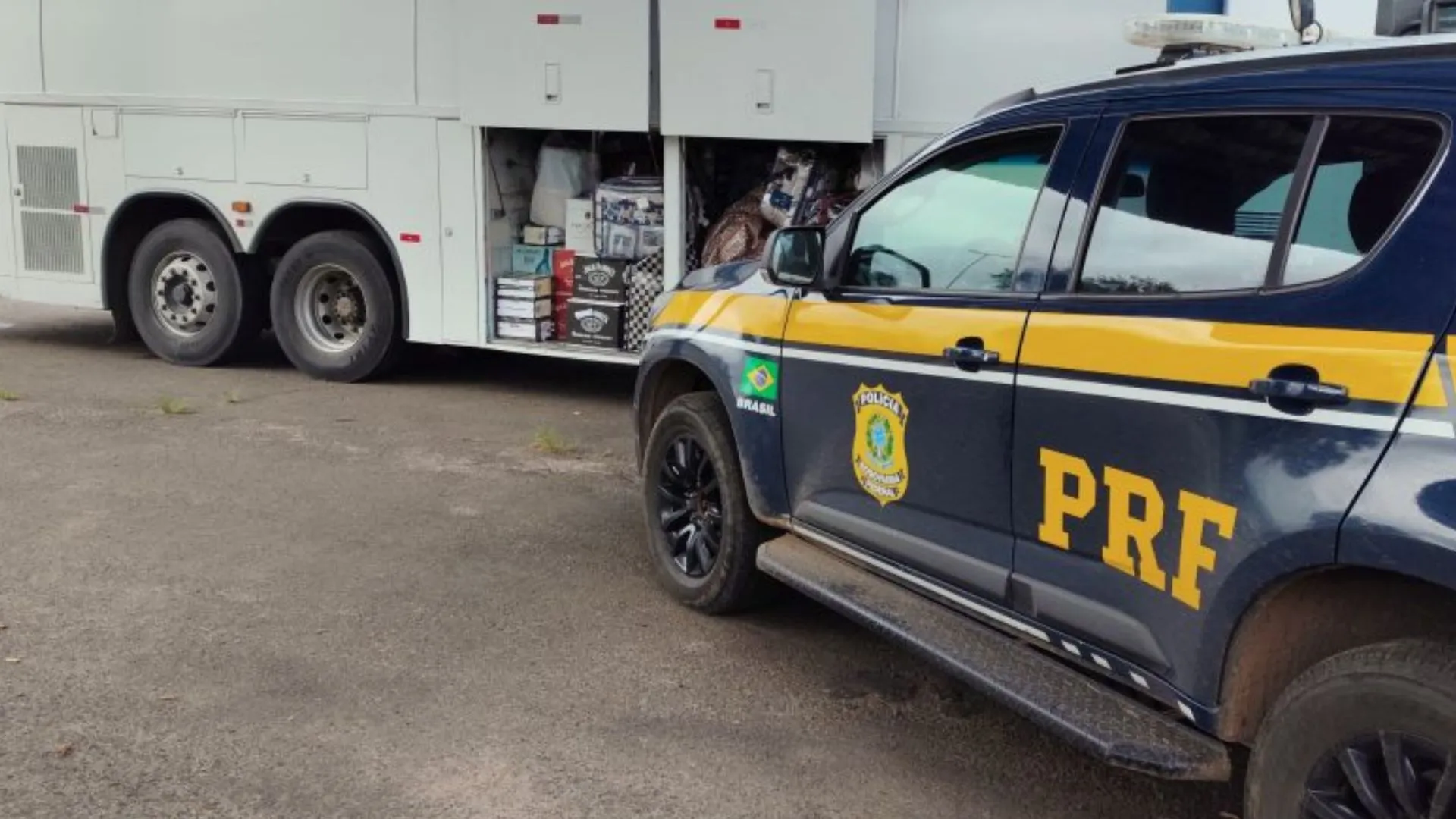 Eletrônicos e perfumes são apreendidos em abordagem a ônibus na BR-282