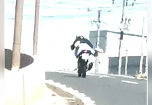 Adolescente é flagrado fazendo manobra “Superman” em motocicleta na BR-480 Adolescente é flagrado fazendo manobra “Superman” em motocicleta na BR-480