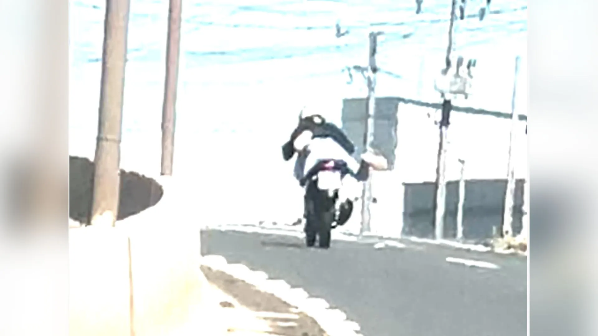 Adolescente é flagrado fazendo manobra “Superman” em motocicleta na BR-480