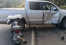 Homem fica ferido após colisão entre caminhonete e motocicleta em Lebon Régis Homem fica ferido após colisão entre caminhonete e motocicleta em Lebon Régis