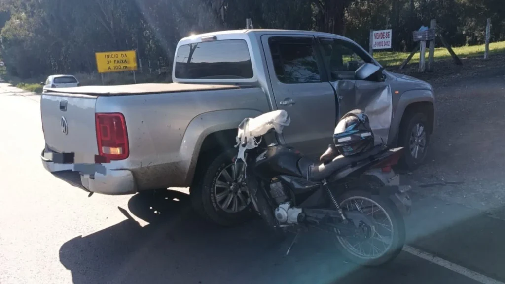 Homem fica ferido após colisão entre caminhonete e motocicleta em Lebon Régis