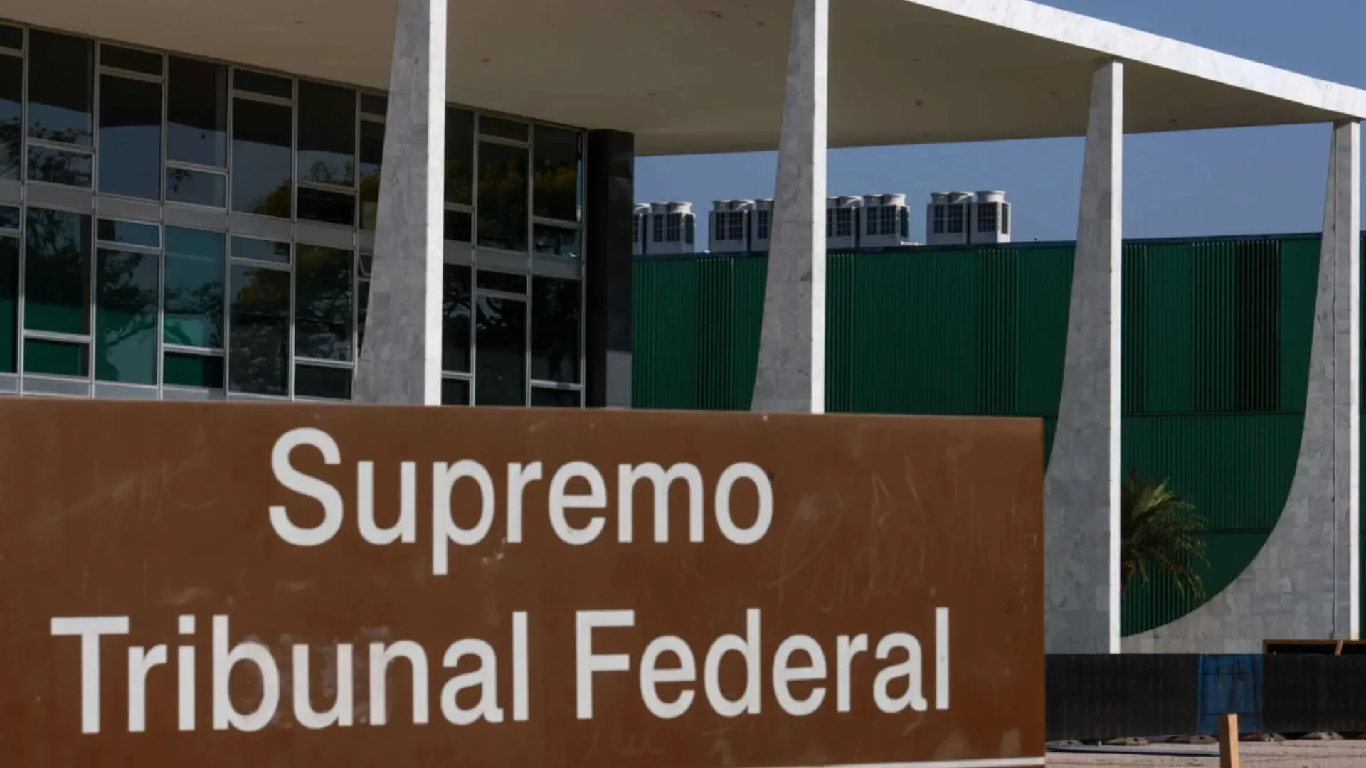 13 ministros aposentados do STF pedem apuração urgente sobre crise na Corte