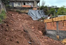 Chuva provoca deslizamento de terra em Videira Chuva provoca deslizamento de terra em Videira
