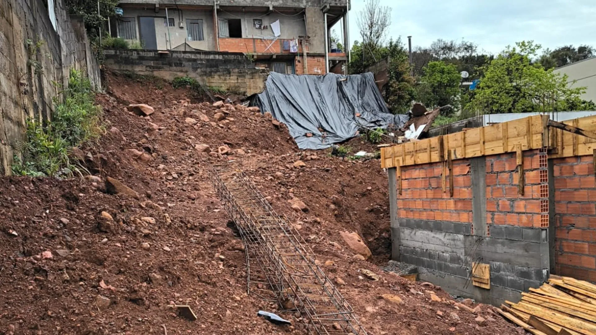 Chuva provoca deslizamento de terra em Videira