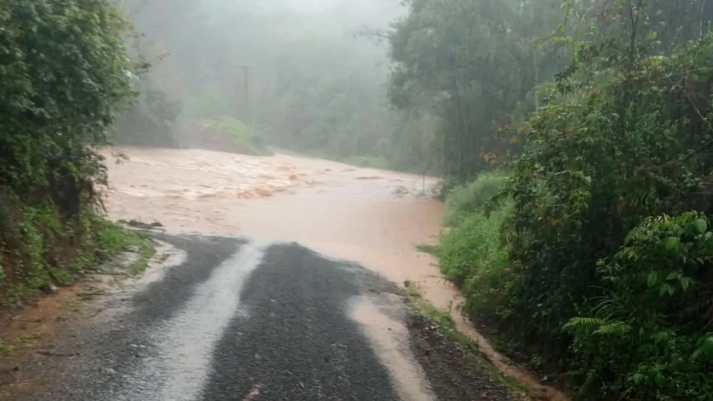 Chuva provoca alagamentos, deslizamentos e interdições em Tangará
