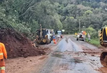 SC-135 continua parcialmente bloqueada após queda de barreira em Pinheiro Preto SC-135 continua parcialmente bloqueada após queda de barreira em Pinheiro Preto