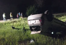 Motorista é encaminhado ao hospital após capotamento em Videira Motorista é encaminhado ao hospital após capotamento em Videira