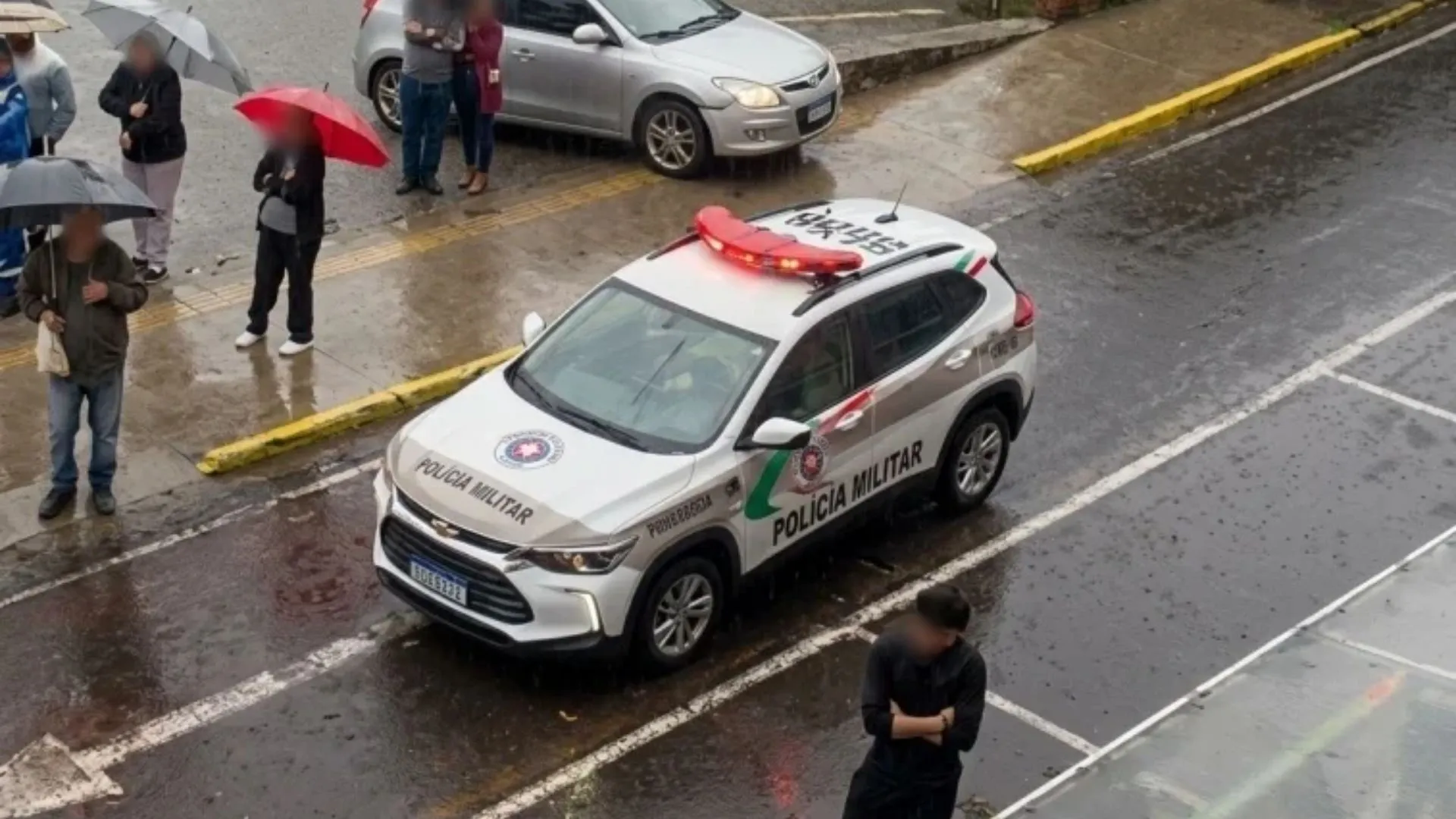 PM intervém após pessoas tentarem recolher mercadorias levadas por enxurrada em Joaçaba