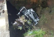 Motorista fica encarcerado após caminhão cair de ponte na SC-350 Motorista fica encarcerado após caminhão cair de ponte na SC-350